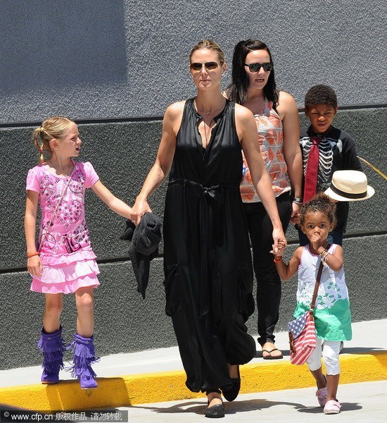 Heidi Klum và các con đi dạo phố ở Westwood, California ngày 27/5/2012.
